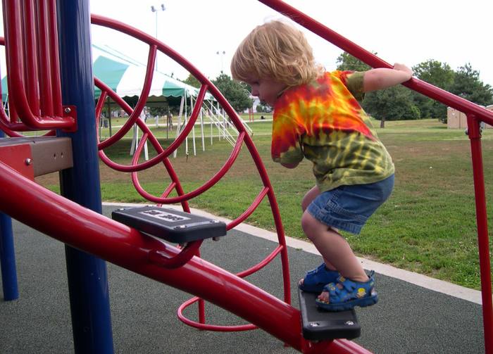 Los parques infantiles estimulan el desarrollo físico y emocional de los niños